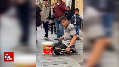 Yoğurt kabıyla bateri çalan çocuk
