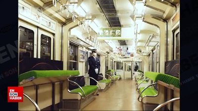 1970 yılında inşa edilen Japon treninin tavandan aşağıya inen koltukları