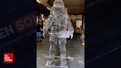 Eski fizikçiden astronot heykeli