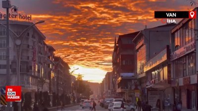 Erciş’te sabahın ilk saatleri ile kızıla çalan gökyü