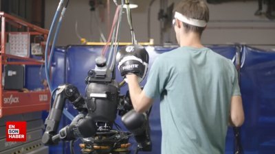 İnsanlarla boks yapan dev robot