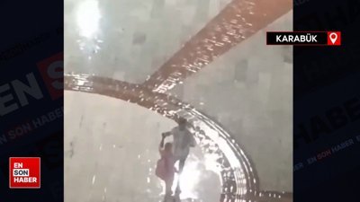 Safranbolu’da yağmur altında aşkla dans eden çift