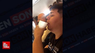 Uçakta uyuyan arkadaşının ağzına su döken adam