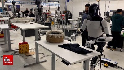 Elon Musk'ın Tesla robotu bu kez tişört katladı