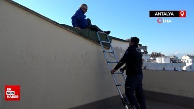 Antalya'da çatıya çıktı, 2 metre yükseklikte mahsur kaldı