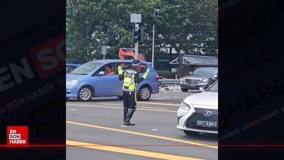 Dans ederek trafiği yöneten polis kamerada