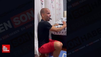 Kızın ayağına sürdüğü dondurmayı arkadaşının ağzına soktu