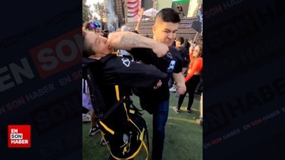 Dans ederken rahatsız eden genci dirsekle yere serdi