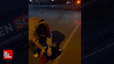 Ezan sesini duyunca yolun ortasında namaz kılan ufaklık