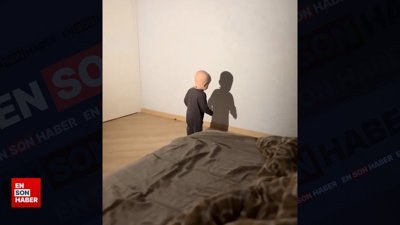 Gölgesiyle tanışan tatlı bebek kamerada