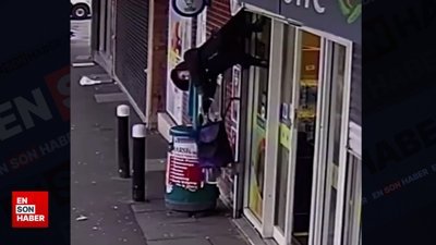 Kıyafeti açılmakta olan kepenge takılan talihsiz kadın