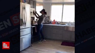 VR gözlük takıp duvara çarpan kadın