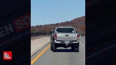 Otoyolda yengeç gibi ilerleyen kamyonet kamerada