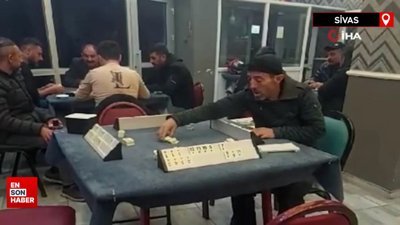 Sivas’ta okey masasına arkadaş bulamayınca tek başına oynadı