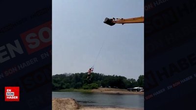 Vinçle su sporu yapan adam kamerada