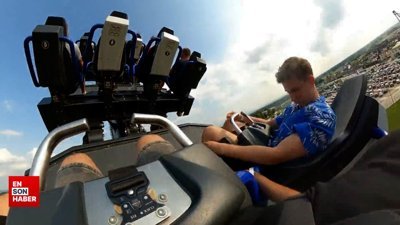 Roller Coaster'da ayılıp bayılmalara doymayan genç