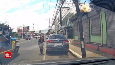 Arkadaşlarıyla buluşmak isterken yanlış arabaya binen kadın kamerada
