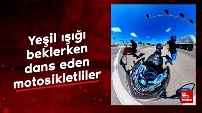 Yeşil ışığı beklerken dans eden motosikletliler