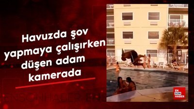 Havuzda şov yapmaya çalışırken düşen adam kamerada