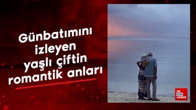 Günbatımını izleyen yaşlı çiftin romantik anları