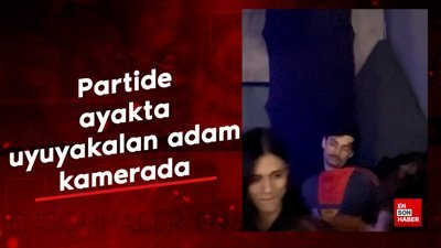 Partide ayakta uyuyakalan adam kamerada