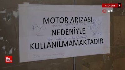 Bozuk asansör üzerindeki kağıtta geçen komik diyalog