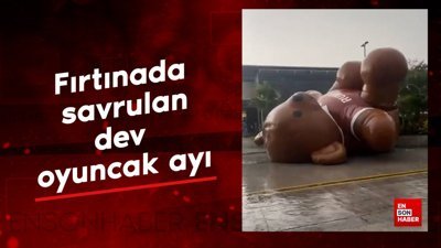 Fırtınada savrulan dev oyuncak ayı