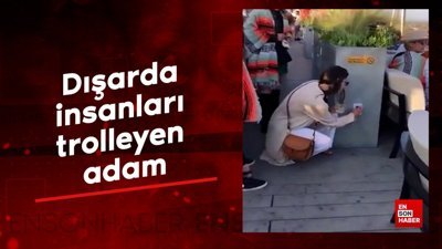 Dışarda insanları trolleyen adam