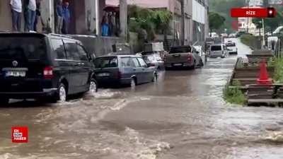 Rize'de sağanak yağmur sonrası cadde ve sokaklar göle döndü