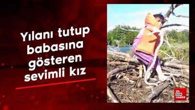 Yılanı tutup babasına gösteren sevimli kız