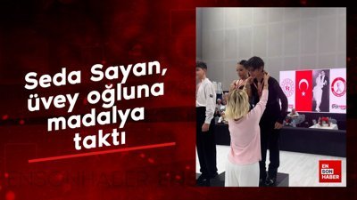 Seda Sayan, üvey oğluna madalya taktı