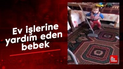 Ev işlerine yardım eden bebek