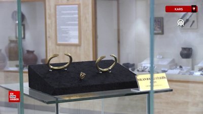 Ani'den 22 yıl önce çıkarılan yılan başlı bilezikler müzede yerini aldı