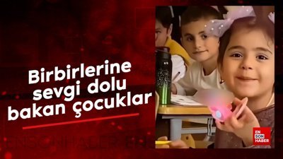 Birbirlerine sevgi dolu bakan çocuklar