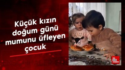 Küçük kızın doğum günü mumunu üfleyen çocuk