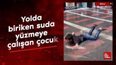 Bolu'da yolda biriken suda yüzmeye çalışan çocuk