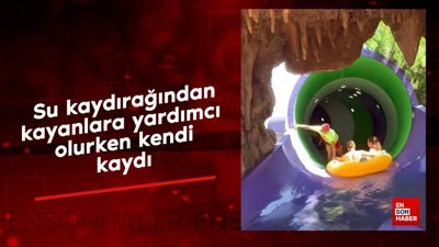 Su kaydırağından kayanlara yardımcı olurken kendi kaydı