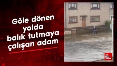 Göle dönen yolda balık tutmaya çalışan adam