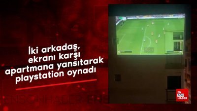 İzmir'de iki arkadaş, ekranı karşı apartmana yansıtarak playstation oynadı