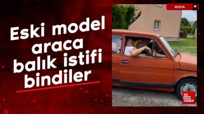 Rusya'da eski model bir araca balık istifi gibi binen arkadaşlar