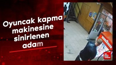 Oyuncak kapma makinesine sinirlenen adam