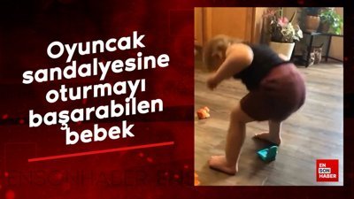 Oyuncak sandalyesine oturmayı başarabilen bebek