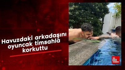 Havuzdaki arkadaşını oyuncak timsahla korkuttu