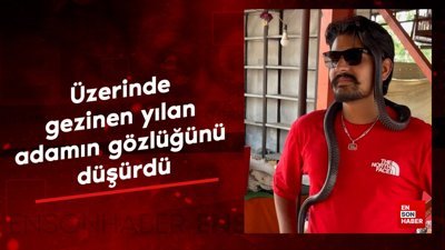 Üzerinde gezinen yılan, adamın gözlüğünü düşürdü