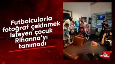 Futbolcularla fotoğraf çekinmek isteyen çocuk Rihanna'yı tanımadı