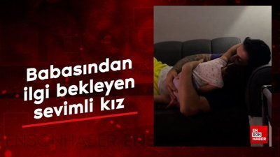 Babasından ilgi bekleyen sevimli kız çocuğu