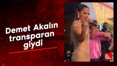 Demet Akalın sahnede transparan giydi