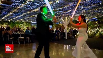 Gelin ve damat ışık kılıçlarıyla sahneye çıktı