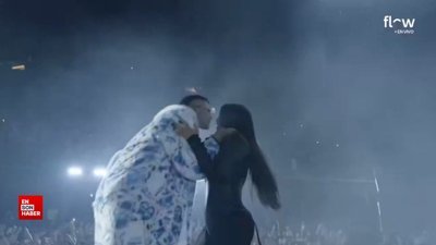 Wanda Nara, sahnede dudak dudağa öpüştü