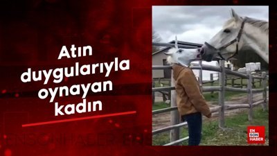 Atın dugularıyla oynayan kadın